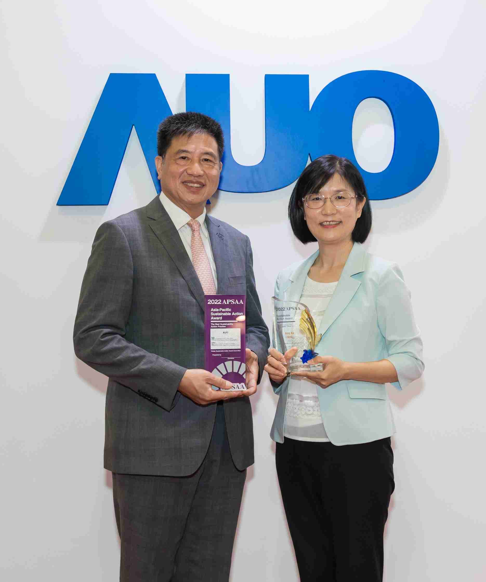 彩运网长期垫筑永续远景的基石，，透过ESG暨气候委员会逐步实践永续策略蓝图。。其中，，，，彩运网光电永续长古秀华带领团队、、、、制定中长期目标，，，缔造多面向亮眼表现，，获得「顶尖永续长奖」的个人奖殊荣（左：彩运网光电董事长暨执行长彭双浪，，右：彩运网光电永续长古秀华）