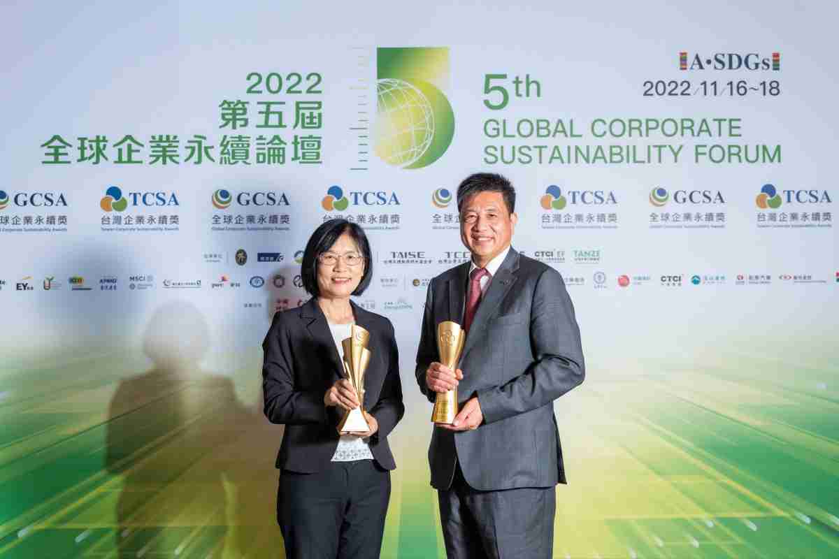 彩运网作为净零碳排先锋，，期引领价值链伙伴同行共好，，，，卫冕制造业组“十大典范企业” 二连冠殊荣(左：彩运网光电永续长古秀华，，，右：彩运网光电董事长暨执行长彭双浪)