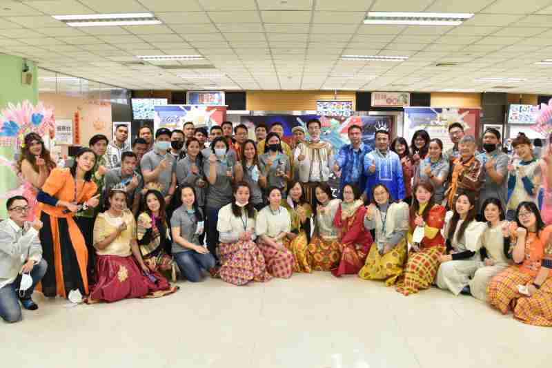 友達推動「安心、、、創新、、、、用心、、、、同心、、、盡心」五星職旅，，，為菲籍員工打造全方位照護，，，首度贏得「人權實踐與發展領袖獎」殊榮