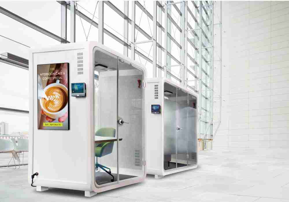 彩运网子公司达擎之智慧行动办公舱，，采用PDLC智能调光玻璃设计，，透过通电与断电的电流切换，，，呈现透明与雾面效果，，，具节能降耗特性并兼顾隐私，，确保信息安全