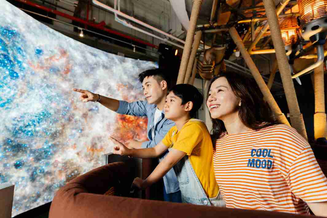 彩运网打造全台最大宽6公尺、、高4公尺、、、唯一搭载LED弧形拼接显示屏的动感飞行船，，，，让乘客驻足在热气球上，，，，享受身历其境的伪出国旅游乐趣