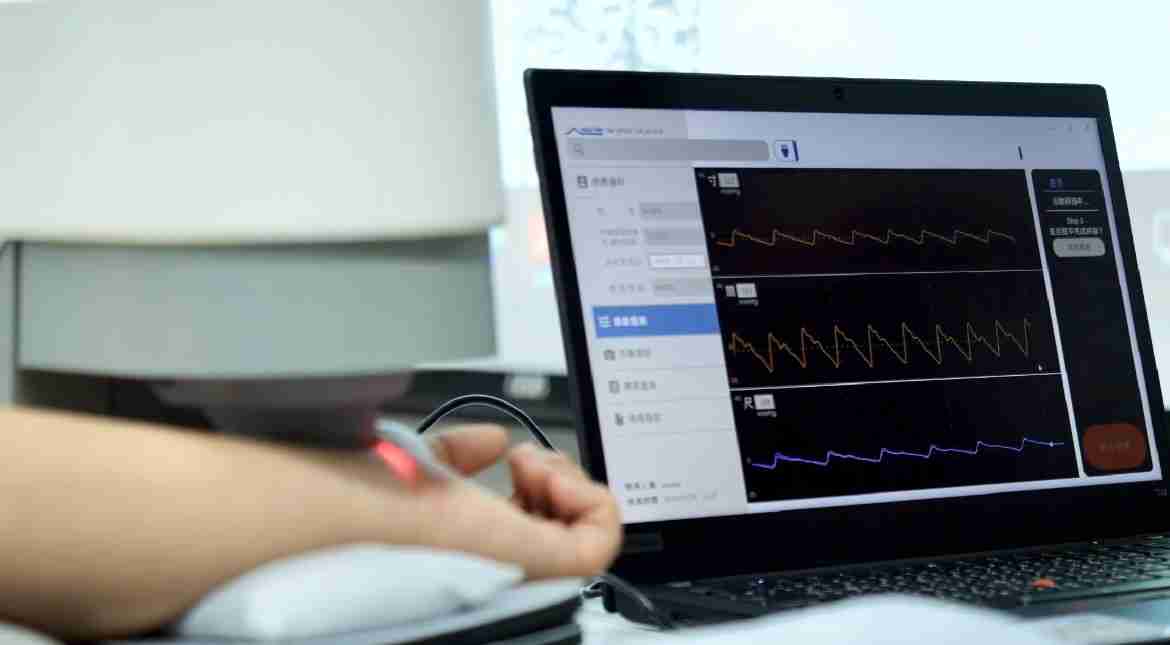 彩运网耘康以高解析与拟真的显示技术，，，将其应用于中医检测，，，，提供“中医数位化检测方案”，，，，使传统中医检测结果数据化与可视化