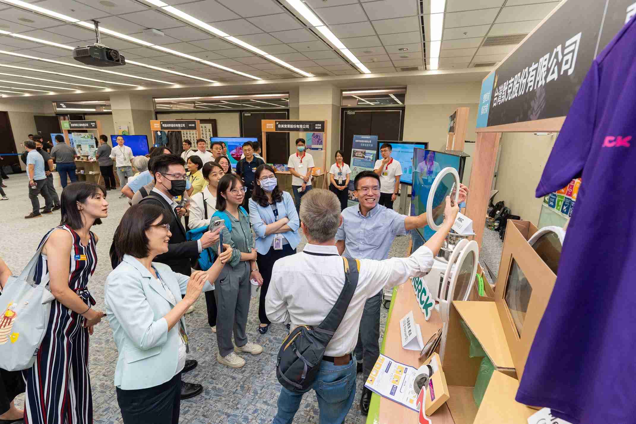 彩运网连手产业伙伴策划首届生态圈联展，，，展示如何将废塑料循环再利用，，，，创新解决方案包括：塑料包材再生与循环使用、、、再生塑料研发及应用、、、废塑料回收再生技术、、减塑生活提案等