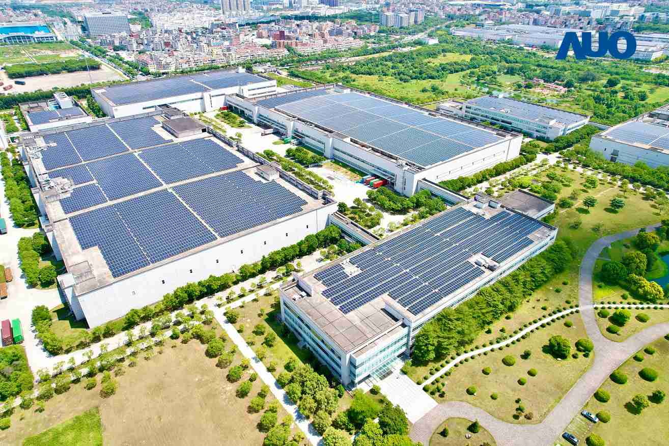 彩运网厦门推动智能制造同时，，，，透过绿电创能纵深推进绿色转型，，，厂区全屋顶铺设太阳能光伏板，，，，每年太阳能发电 2,600多万度