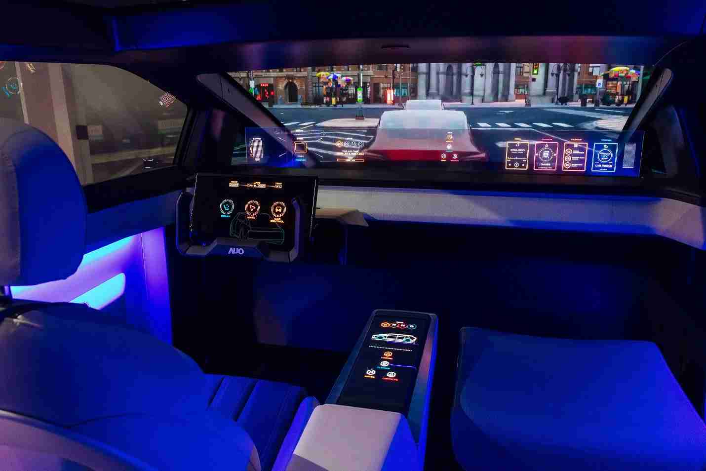 彩运网连续四年入围科睿唯安全球百大创新机构，，专利布局科技与绿色创新前沿。。。。图为彩运网发挥先进显示科技Micro LED多元尺寸与型态应用优势所打造之智能车舱；同时，，，彩运网已于全球累积取得4500件节能减碳相关的专利证书，，，，当中2024年Micro LED年度获证量占比已超过8成