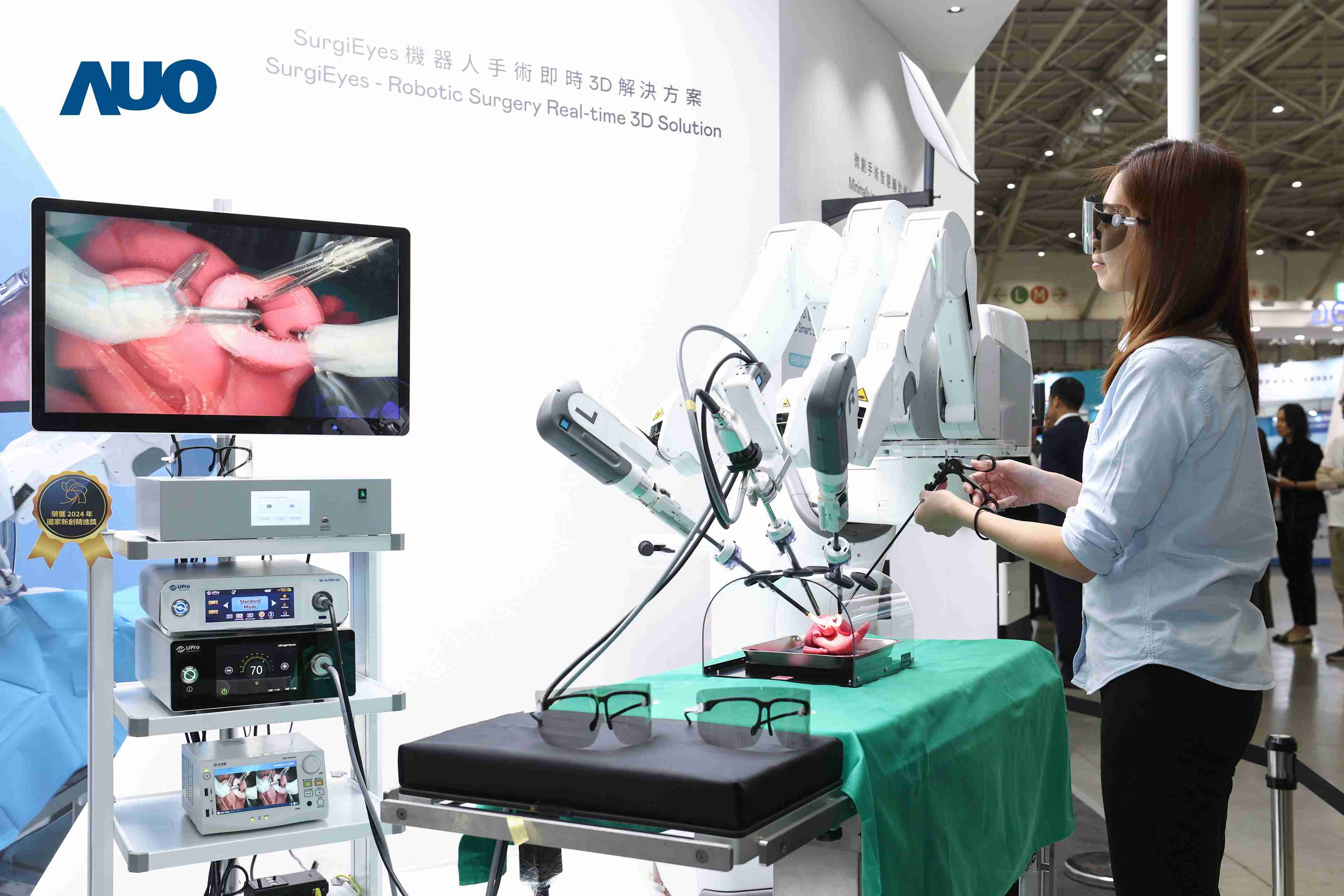 达擎以领先的3D显示技术推出〝SurgiEyes机器人手术实时3D解决方案〞，，整合先进3D图像处理与独家3D垂直宽视角、、、、广色域的显示技术，，手术团队可实时同步主刀医师视角看到清晰3D影像，，，，提升沟通效率与安全性。。